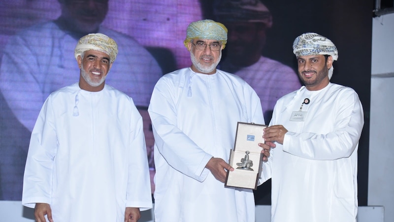 تنفيذ مشروع التعشيب الصناعي لفريق اليحمدي بإبراء: بنك مسقط يواصل افتتاح مشاريع الفرق الأهلية ضمن “الملاعب الخضراء”