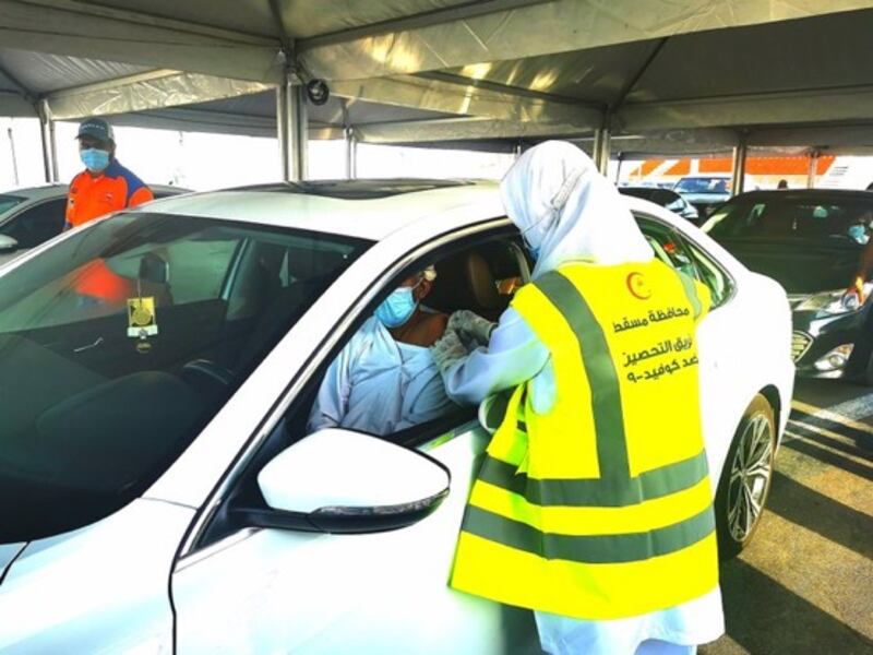 بدء تحصين مستحقي الجرعة الثانية من داخل السيارة