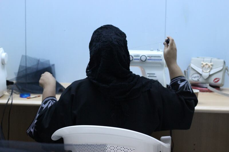 للإحلال التدريجي: مواطنة تُنفِّذ مبادرة للخياطة