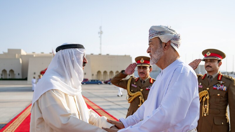 بالصور: جلالة السلطان المعظم يودع أمير الكويت