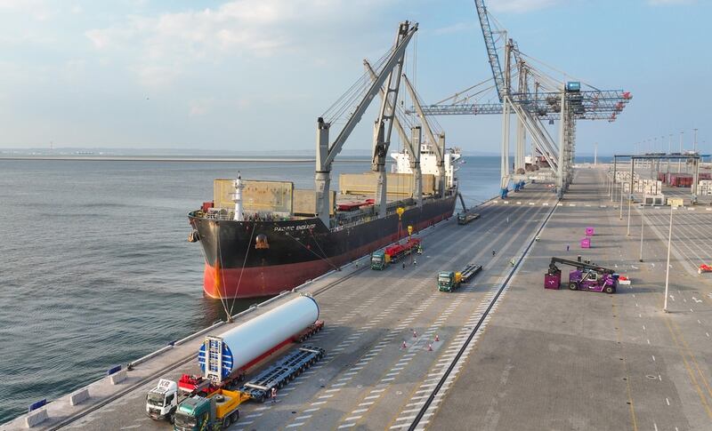 سلطنة عمان تتوسع في الطاقة النظيفة: وصول الدفعة الأولى من توربينات الرياح