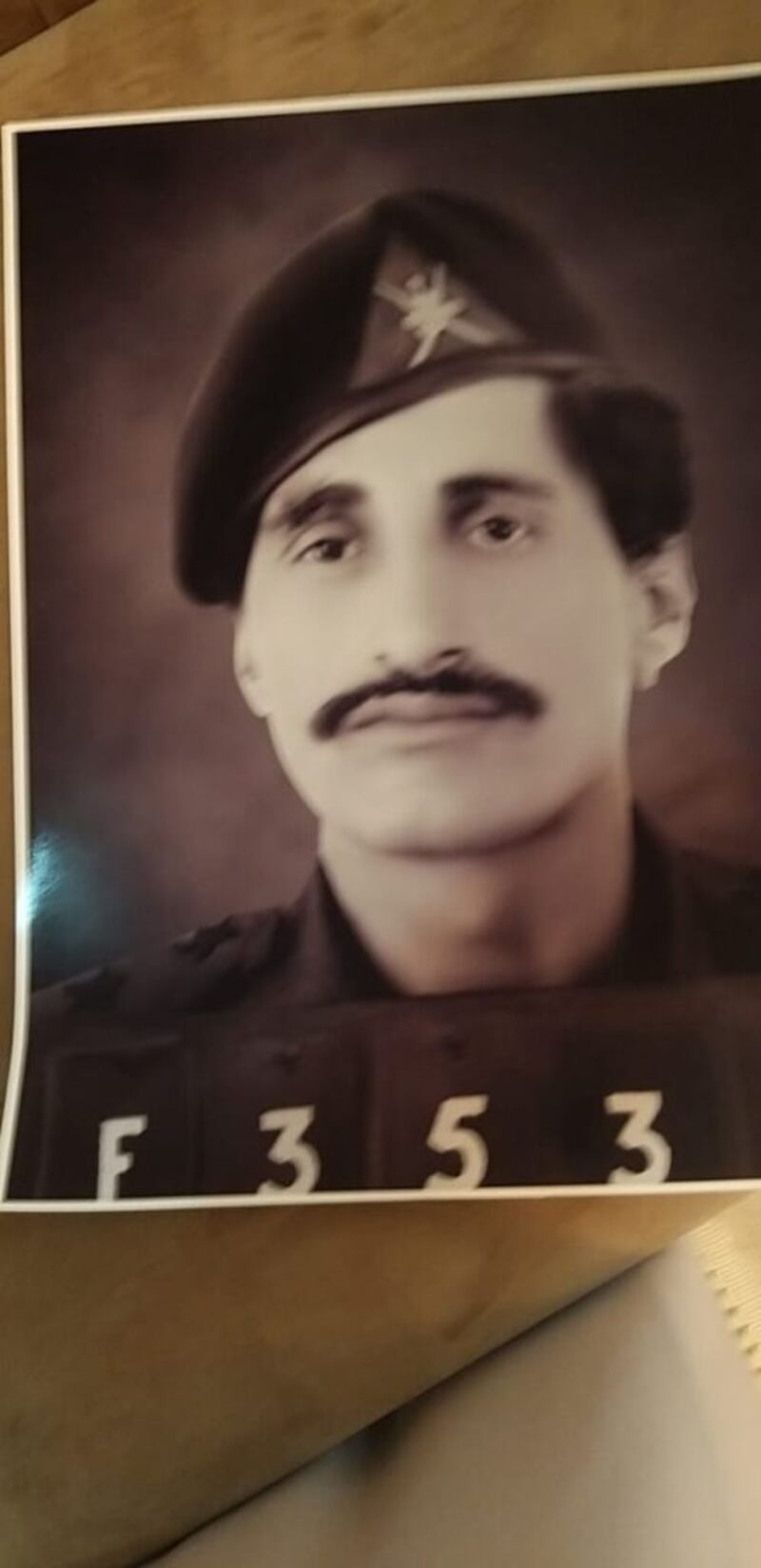 آخر الأحياء منهم يروي التفاصيل: حكاية السفراء الستة إلى مسقط ولقائهم بالسلطان قابوس بن سعيد