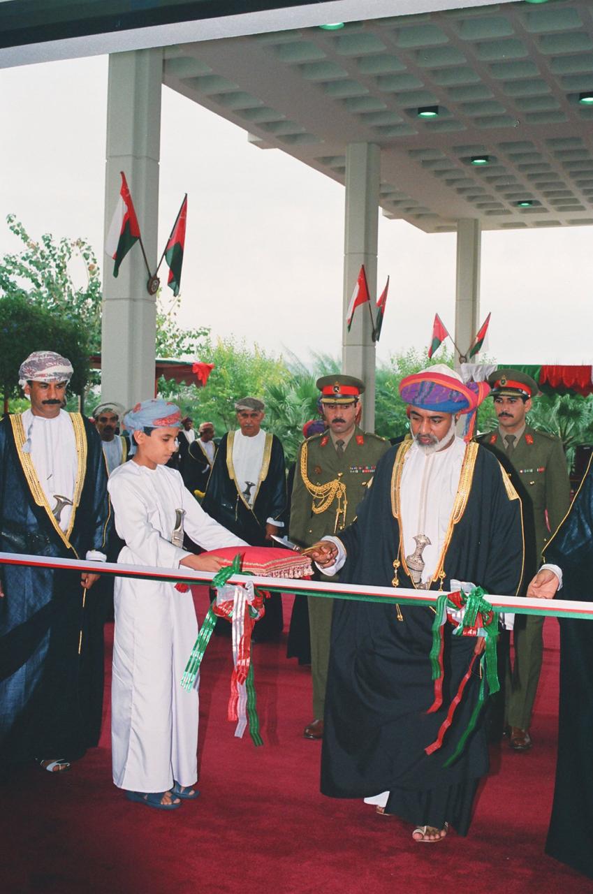 قبل 30 عامًا: السلطان قابوس يفتتح مستشفى جامعة السلطان قابوس