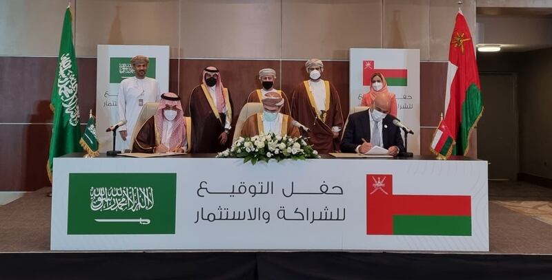 توقيع 13 مذكرة تفاهم بين شركات عمانية وسعودية