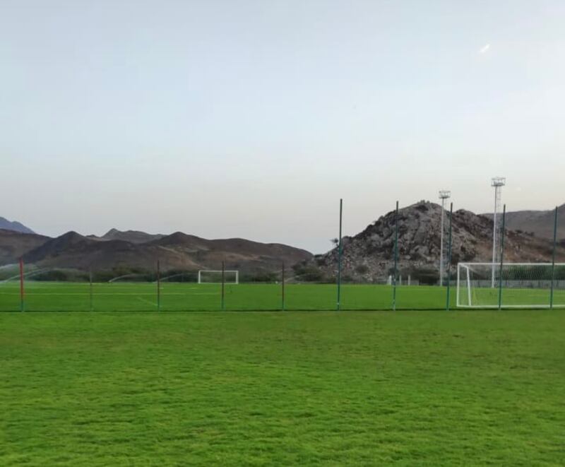 وفاة مواطنيْن أثناء تركيبهما مصباحًا لملعب.. وعضو في الفريق ينفي السبب المُتداول