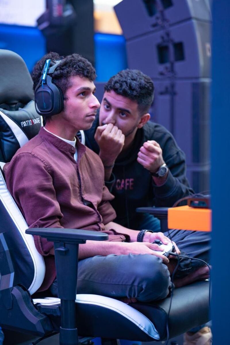 بالصور: منافسات محتدمة في بطولة عمانتل للفيفا 22