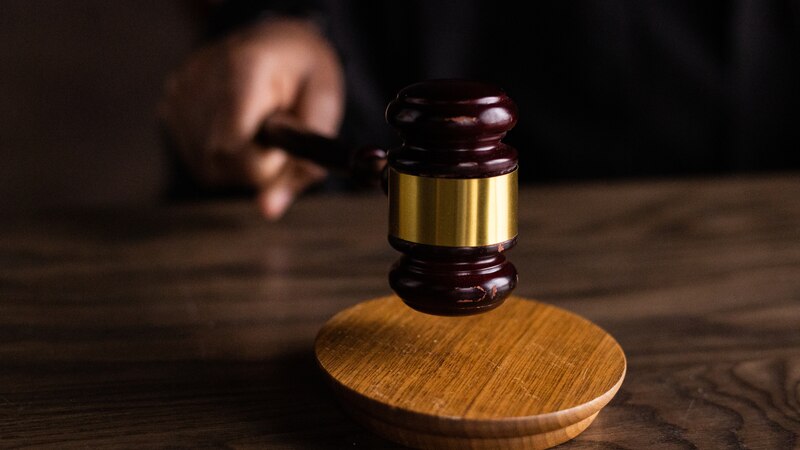 مركبة ودولاب يوصلان مؤسستين إلى أروقة المحاكم