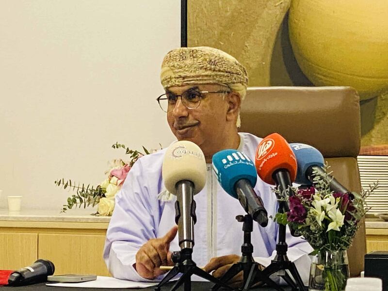 وزير الصحة ينفي ما يُتداول عن رسوم السجلات ويبشِّر بمركز الإخصاب