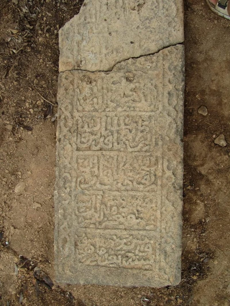 بالصور: مقبرة في ظفار تضم شواهد تاريخية قديمة عُرِض بعضها في لندن