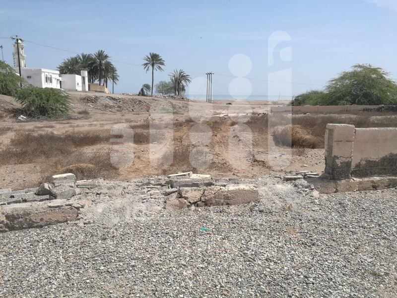 شاحنة تستبيح حرمات مقبرة بصحم.. والأهالي يشتكون