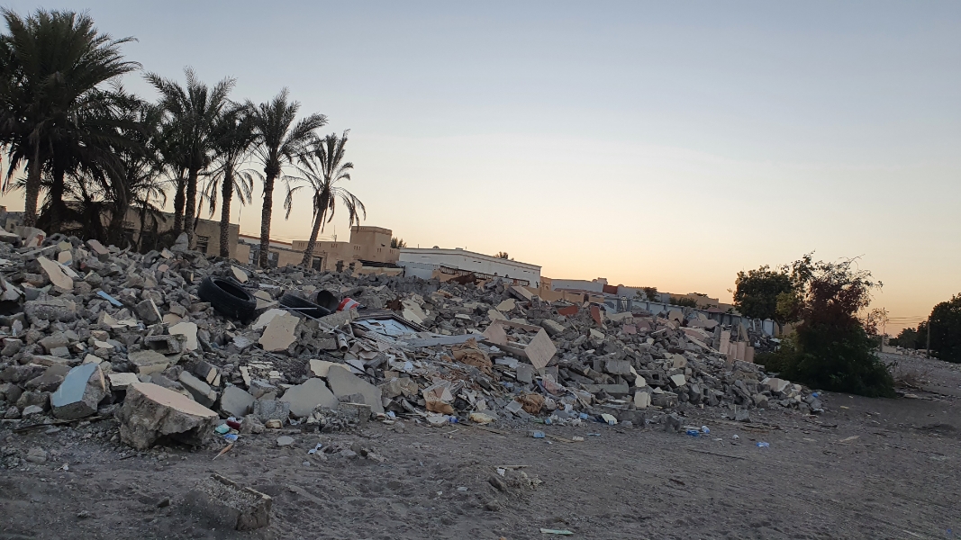 بيوتٌ مُهدّمة وأوساخٌ متراكمةٌ على طريق الباطنة الساحلي؛ فمن المسؤول؟