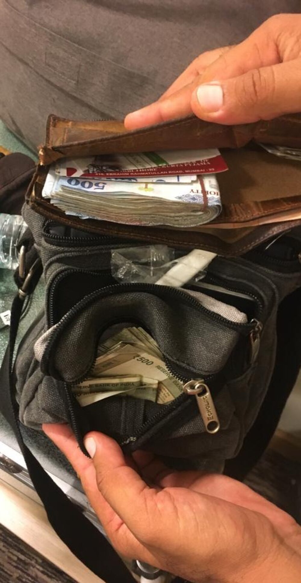 في مطار مسقط: ضبط مبالغ أجنبية كبيرة لدى مسافر