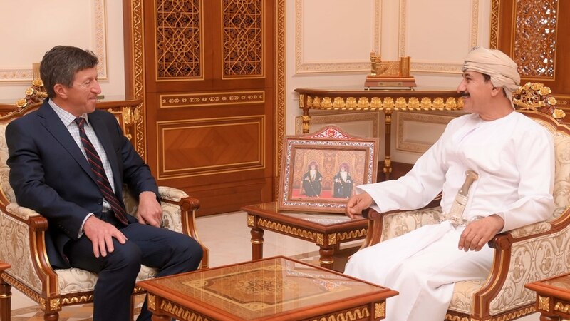 وزير المكتب السلطاني يستقبل مسؤولين عسكريين بريطانيين