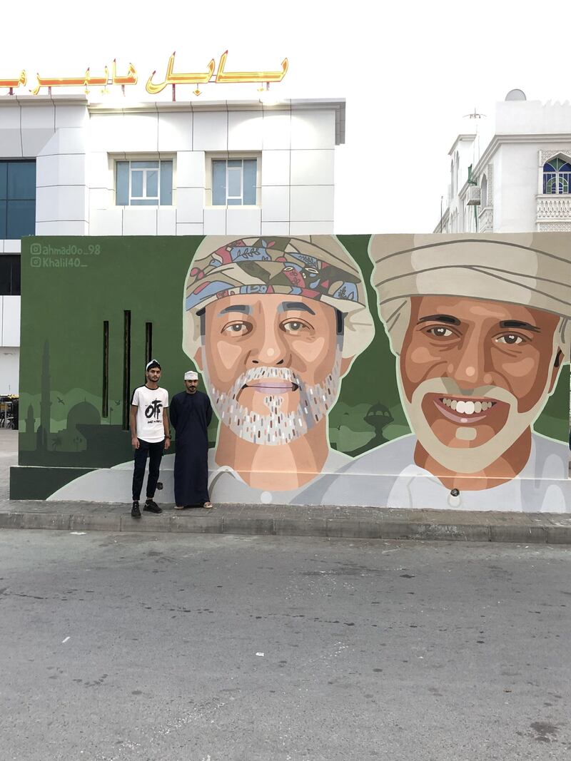 فنانان تشكيليان يتحدثان عن اللوحة الجدارية في سوق الخوض