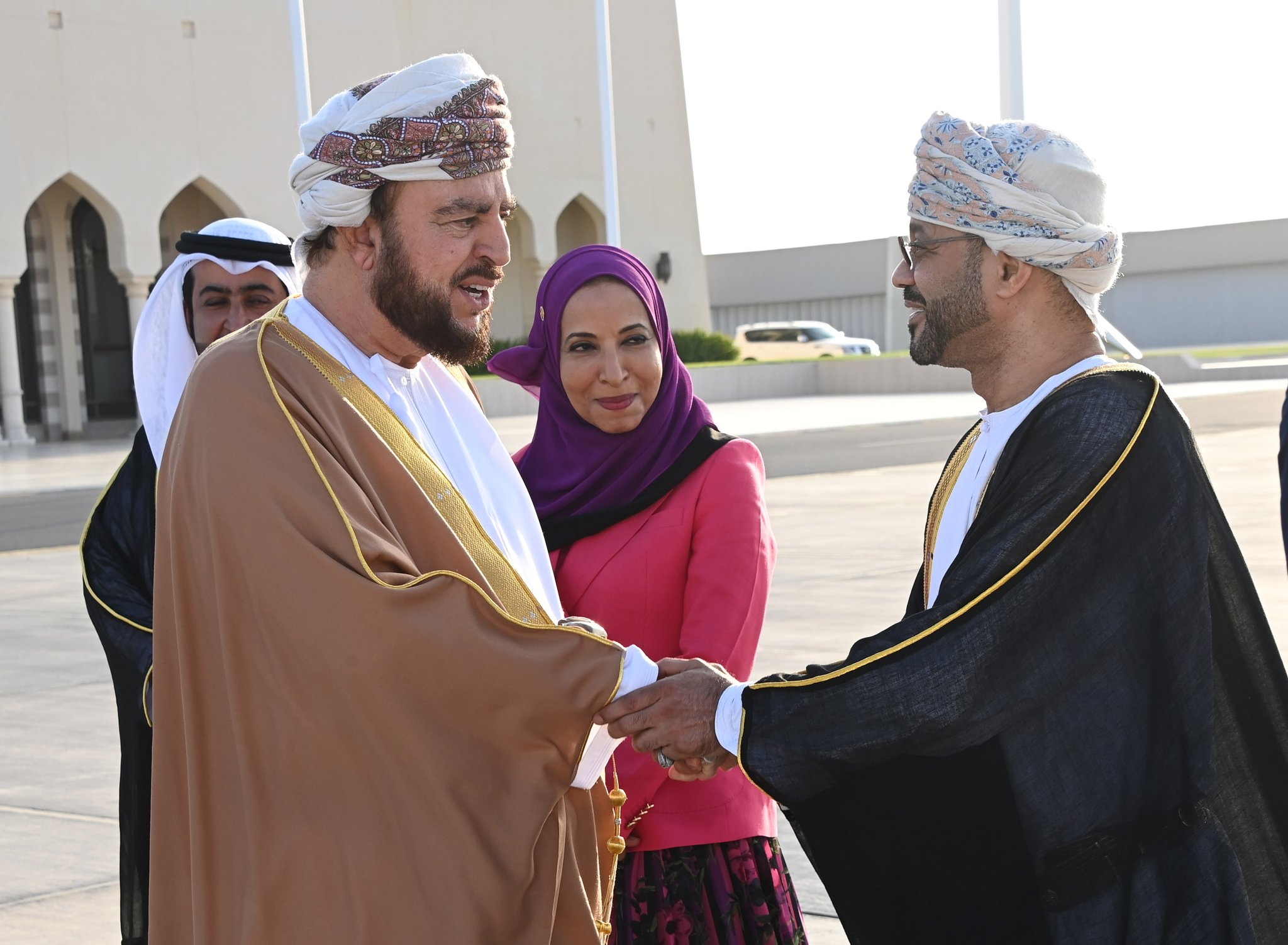 بالصور: سمو السيد أسعد بن طارق يتوجه إلى دبي