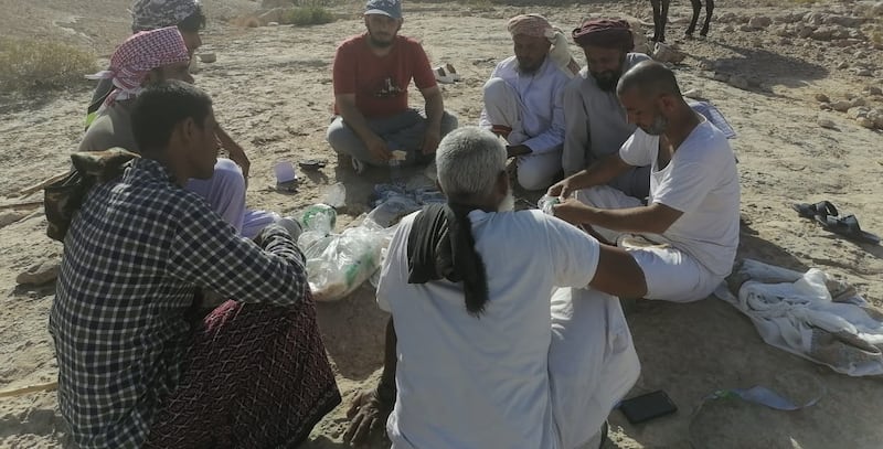 بالصور والفيديو: المواطن سعيد يستثمر مبلغ جائزة السلطان قابوس لـ “يُسعِد” به الناس