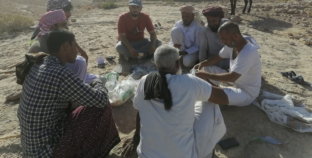بالصور والفيديو: المواطن سعيد يستثمر مبلغ جائزة السلطان قابوس لـ “يُسعِد” به الناس