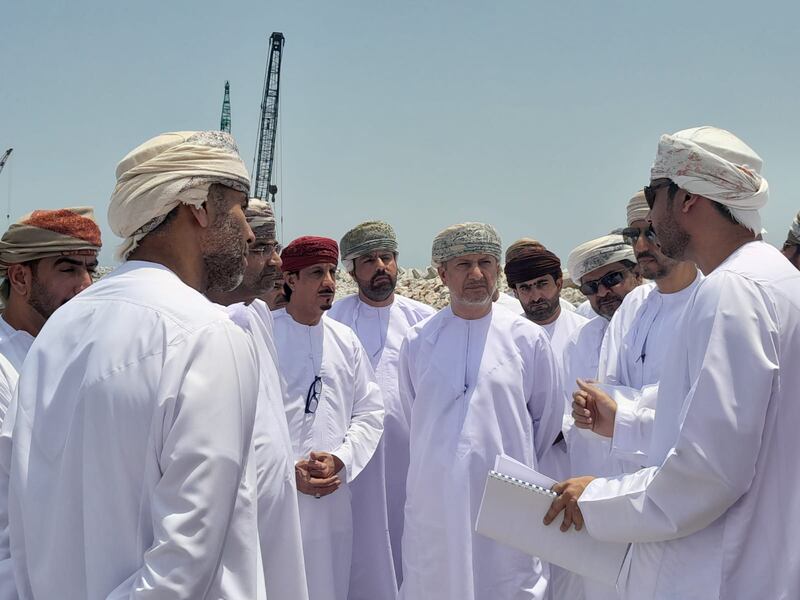 مسؤولون يقفون على الأضرار في محافظة مسندم