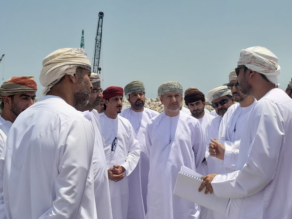 مسؤولون يقفون على الأضرار في محافظة مسندم