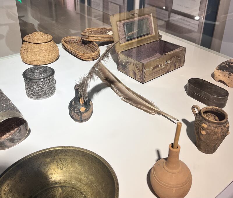 بالصور: محابر عُمانية قديمة ومكاييل نحاسية لوزن الحبوب عليها طغرائية أحد السلاطين