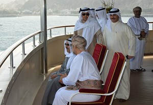 بالصور.. شاهد أمير الكويت وهو يقوم بجولة بحرية في اليخت السلطاني