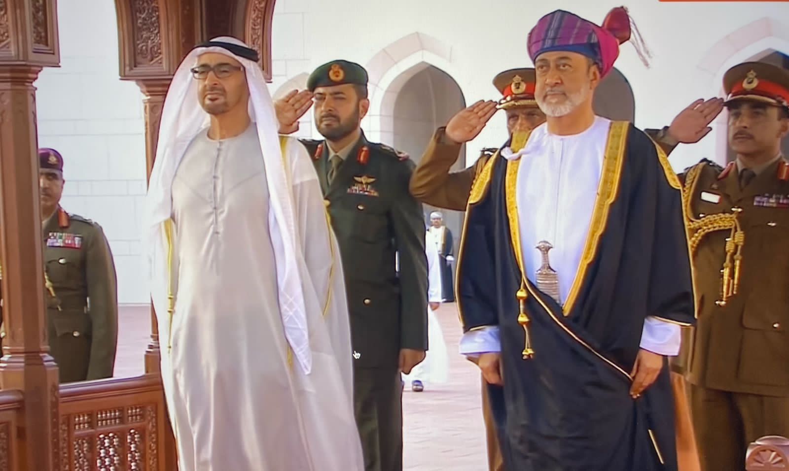 جلالة السلطان والرئيس الإماراتي يتبادلان أرفع وسامين في البلدين