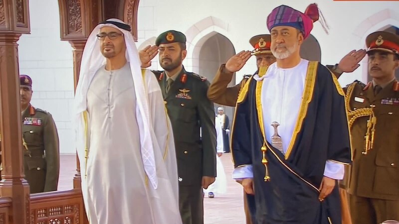 جلالة السلطان والرئيس الإماراتي يتبادلان أرفع وسامين في البلدين