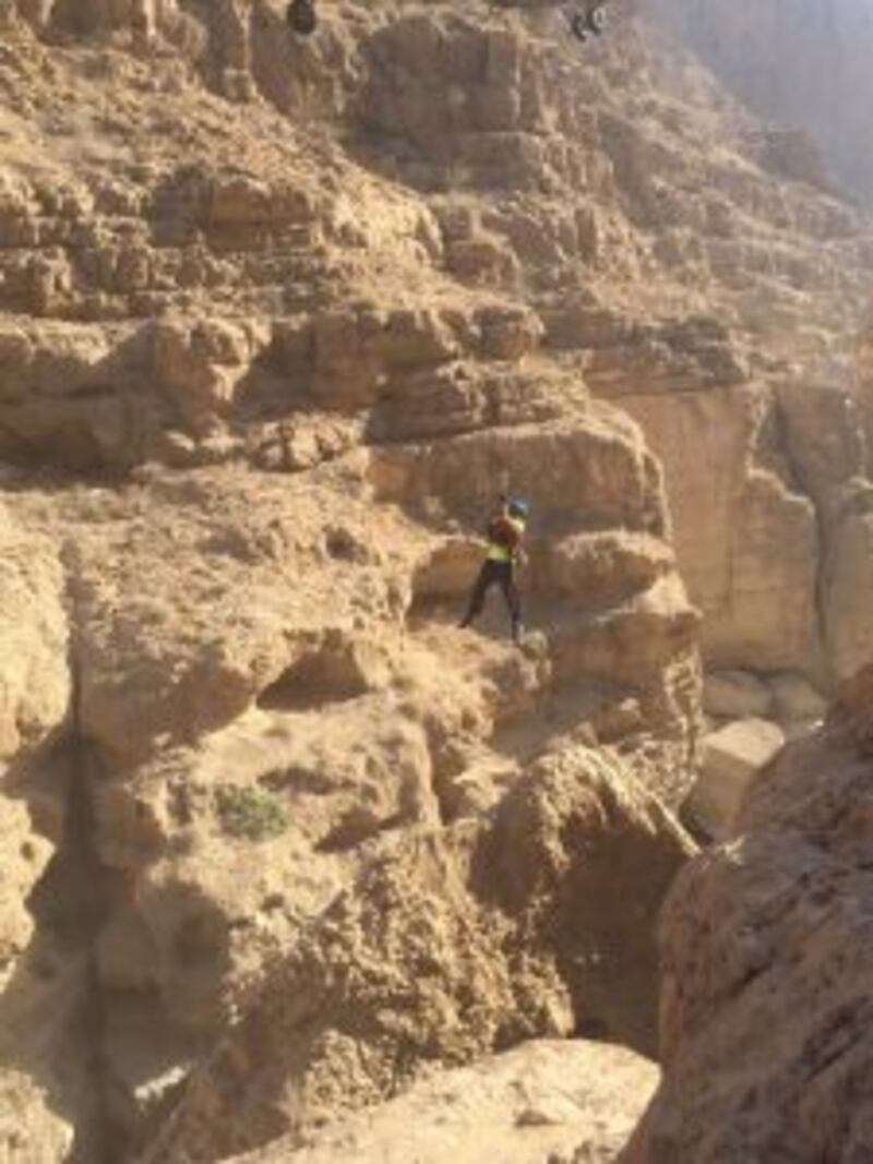 سقوط رجل من جبل وانتشال جثته