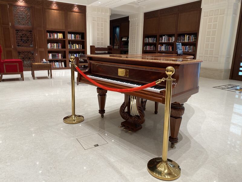 من مقتنيات السلطان قابوس بن سعيد: صور ومعلومات عن بيانو في دار الأوبرا السلطانية