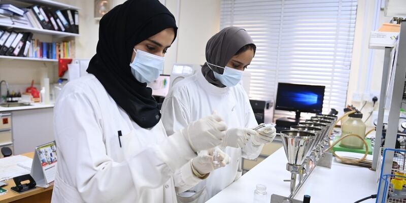 عمانيات يقدمن التهنئة بيوم المرأة العمانية