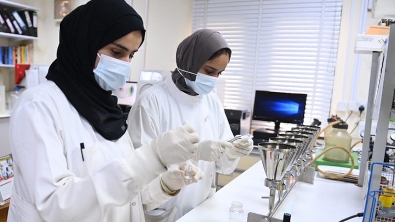 عمانيات يقدمن التهنئة بيوم المرأة العمانية