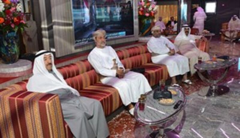 بالصور.. شاهد أمير الكويت وهو يقوم بجولة بحرية في اليخت السلطاني