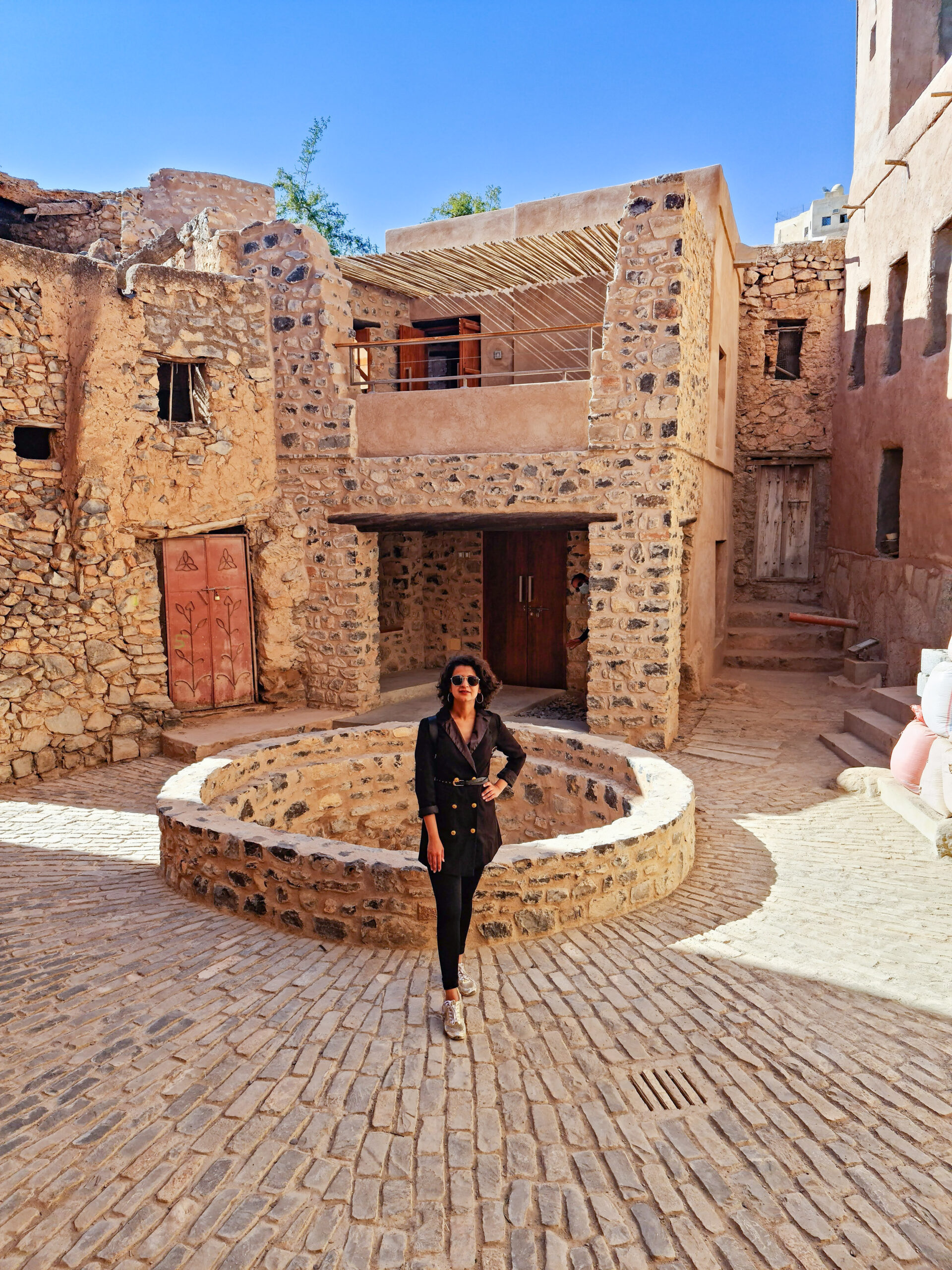 مقيمة تجوب الأماكن السياحية وتُعرّف الآخرين بجمال الطبيعة العمانية عبر حساباتها