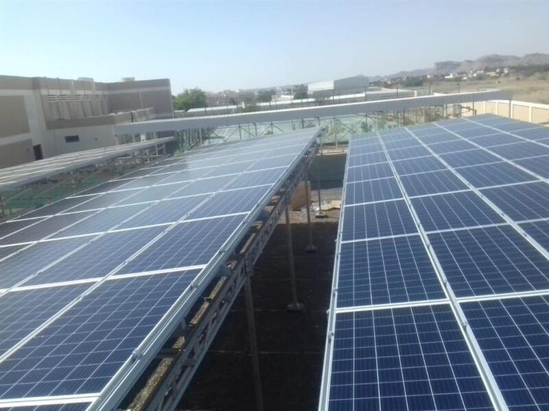 تنفيذ مشروع الطاقة الشمسية في مدرستين بالظاهرة