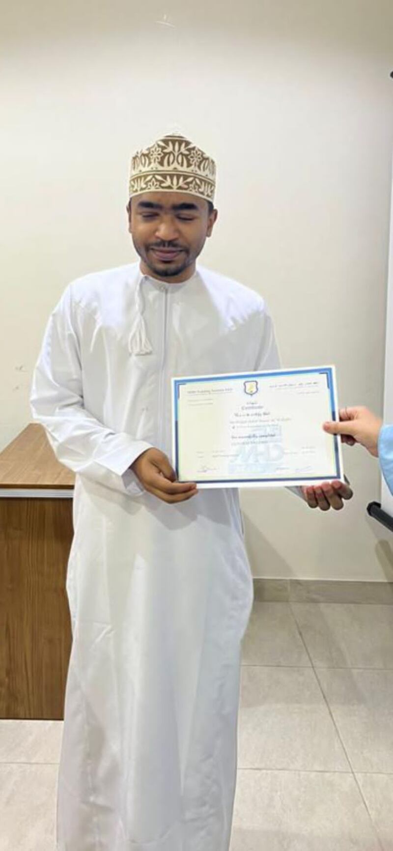 فقد بصره بعد أن تخرّج مهندسًا بـ “امتياز”: قصة الشاب العُماني وهب؛ إيمان بعد يأس