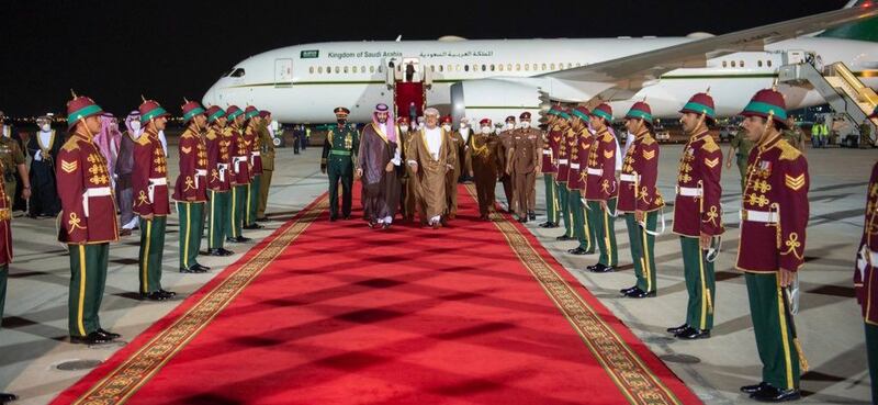 بالفيديو والصور: ولي العهد السعودي يصل السلطنة