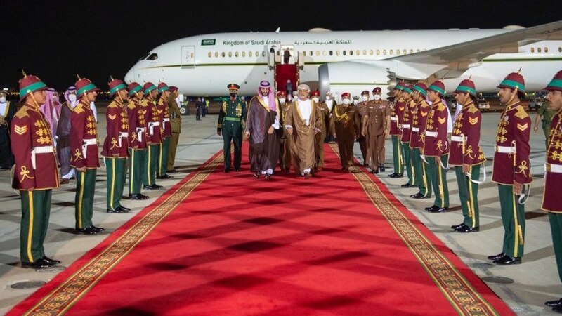 بالفيديو والصور: ولي العهد السعودي يصل السلطنة