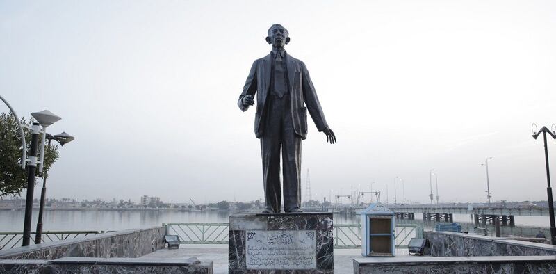 تمثال صاحب “أنشودة المطر” يقف شامخًا على كورنيش شط العرب؛ فهل تفكّر في زيارته؟