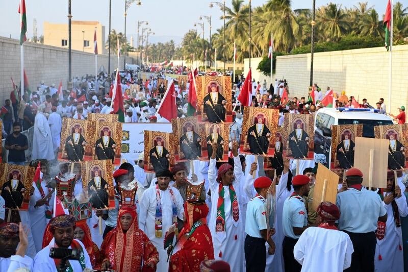 عبر “أثير”: مواطنون من ظفار يعبرون عن فرحتهم بالعيد الوطني ويشيدون بالمنجزات