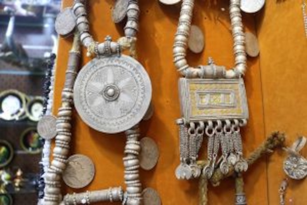 صناعة الفضيات حرفة عُمانية أصيلة… ومواطن يوضح عمله فيها