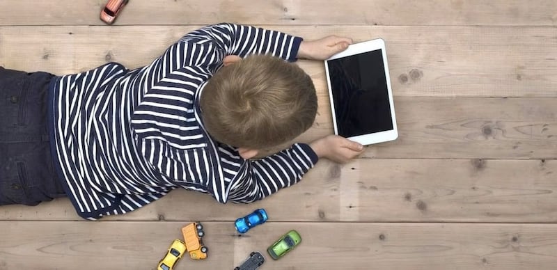 “انتبه؛ لا تجعل طفلك يتجاوز هذه المدة المثالية للوقوف أمام الشاشات