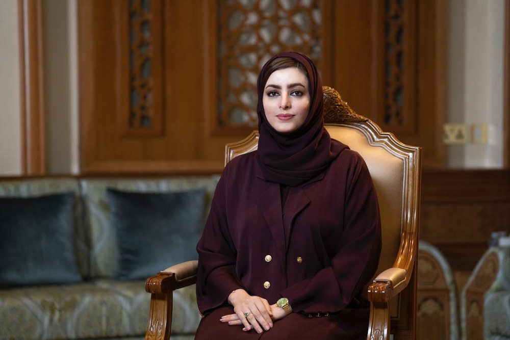 عمانيات يقدمن التهنئة بيوم المرأة العمانية