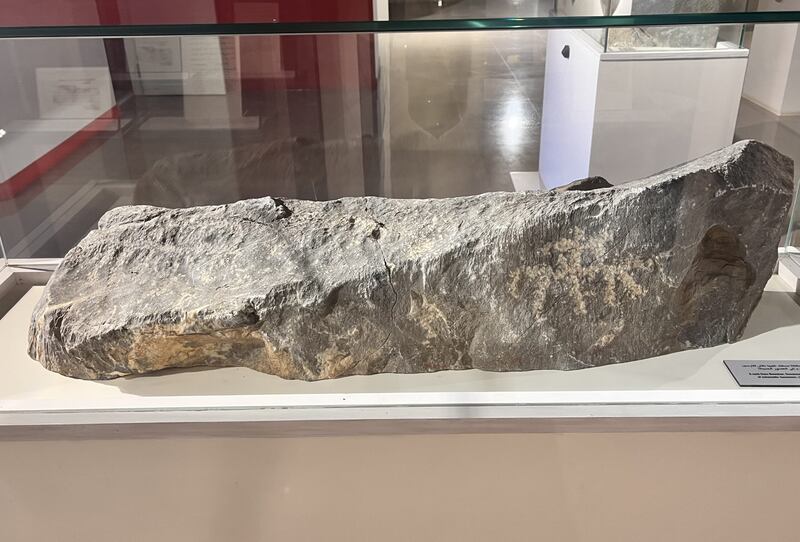 بالصور: محابر عُمانية قديمة ومكاييل نحاسية لوزن الحبوب عليها طغرائية أحد السلاطين