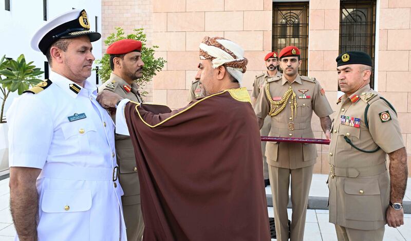 جلالة القائد الأعلى يُنعم بميداليتي الخدمة الممتازة والثناء السلطاني