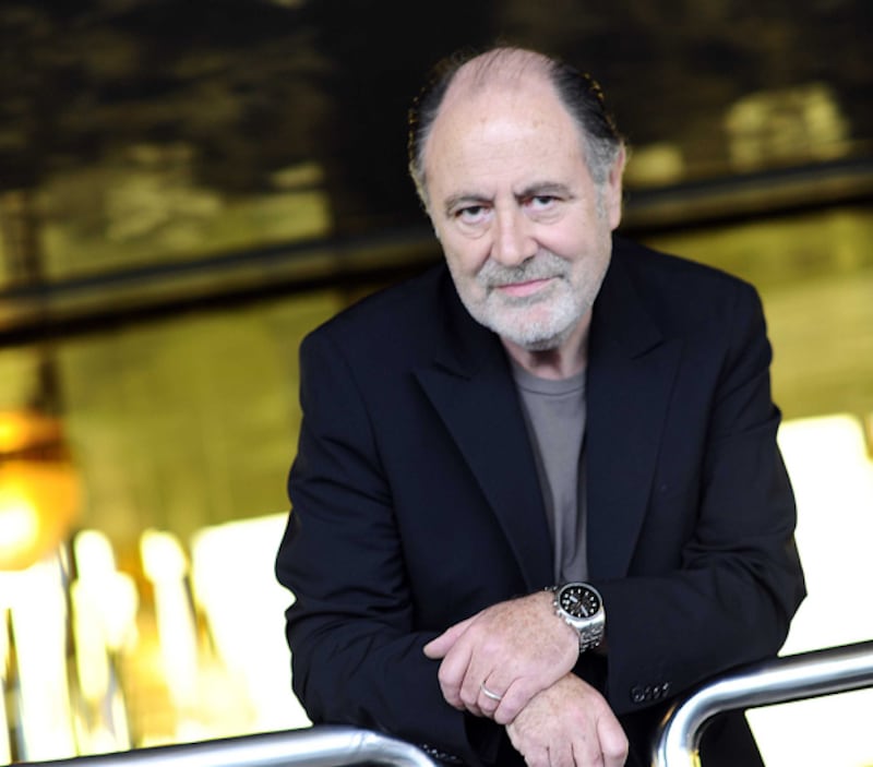 فرنسا تفقد واحدا من أكثر مطربيها شعبية