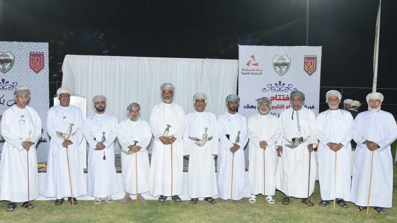 بنك مسقط يفتتح مشروعي إنارة في بهلاء والعوابي ضمن برنامج “الملاعب الخضراء”