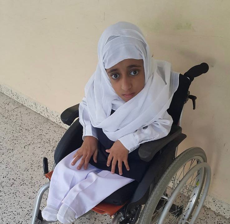 بالصور: آية الجديدية وُلدت بمرض “العظم الزجاجي” وتحلم بالدراسة الجامعية