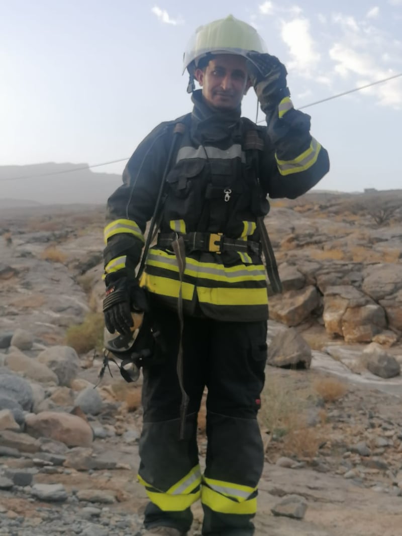 شاب عُماني يجمع بين الطين لصناعة الفخار والماء لإطفاء الحرائق