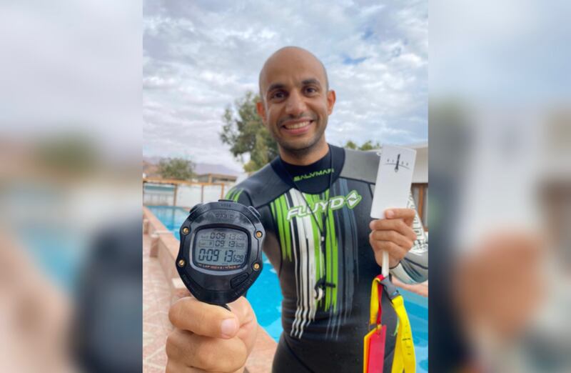 غواص عماني يسجل رقمًا قياسيًا عالميًا ببقائه تحت الماء أكثر من 9 دقائق