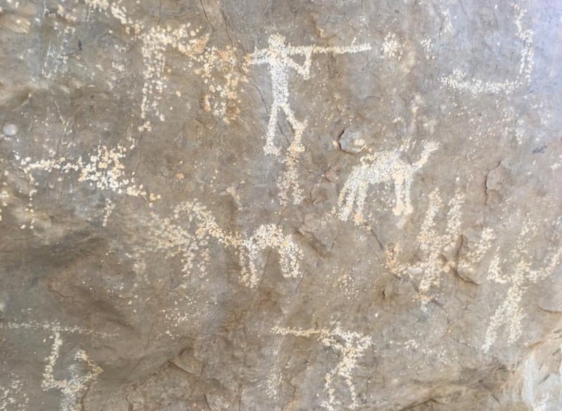 بالصور: “التصاوير” حصاة تحوي رسومات ونقوشًا أثرية قديمة